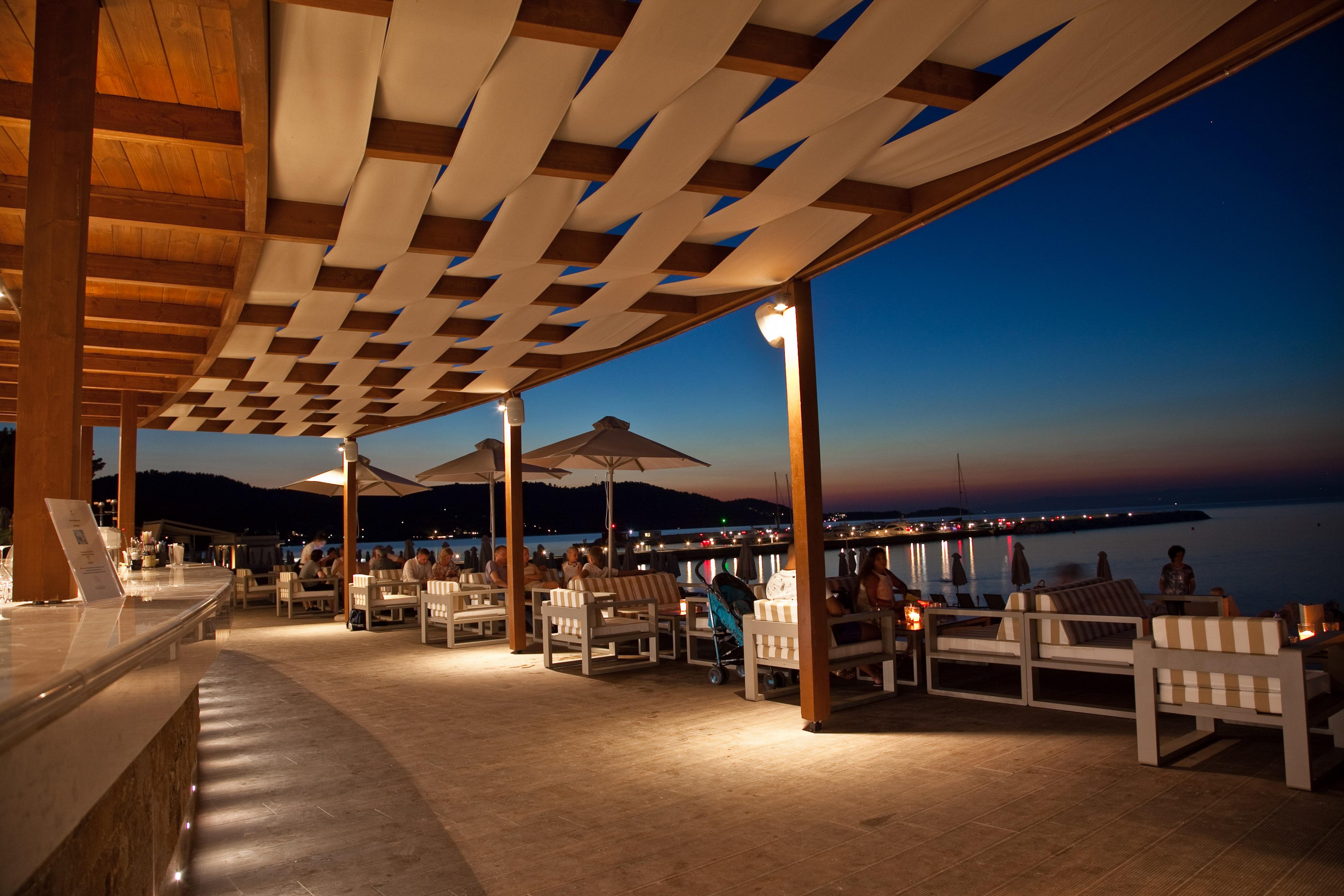 Miraggio Thermal Spa Resort ปัลลูรี ภายนอก รูปภาพ The restaurant at night