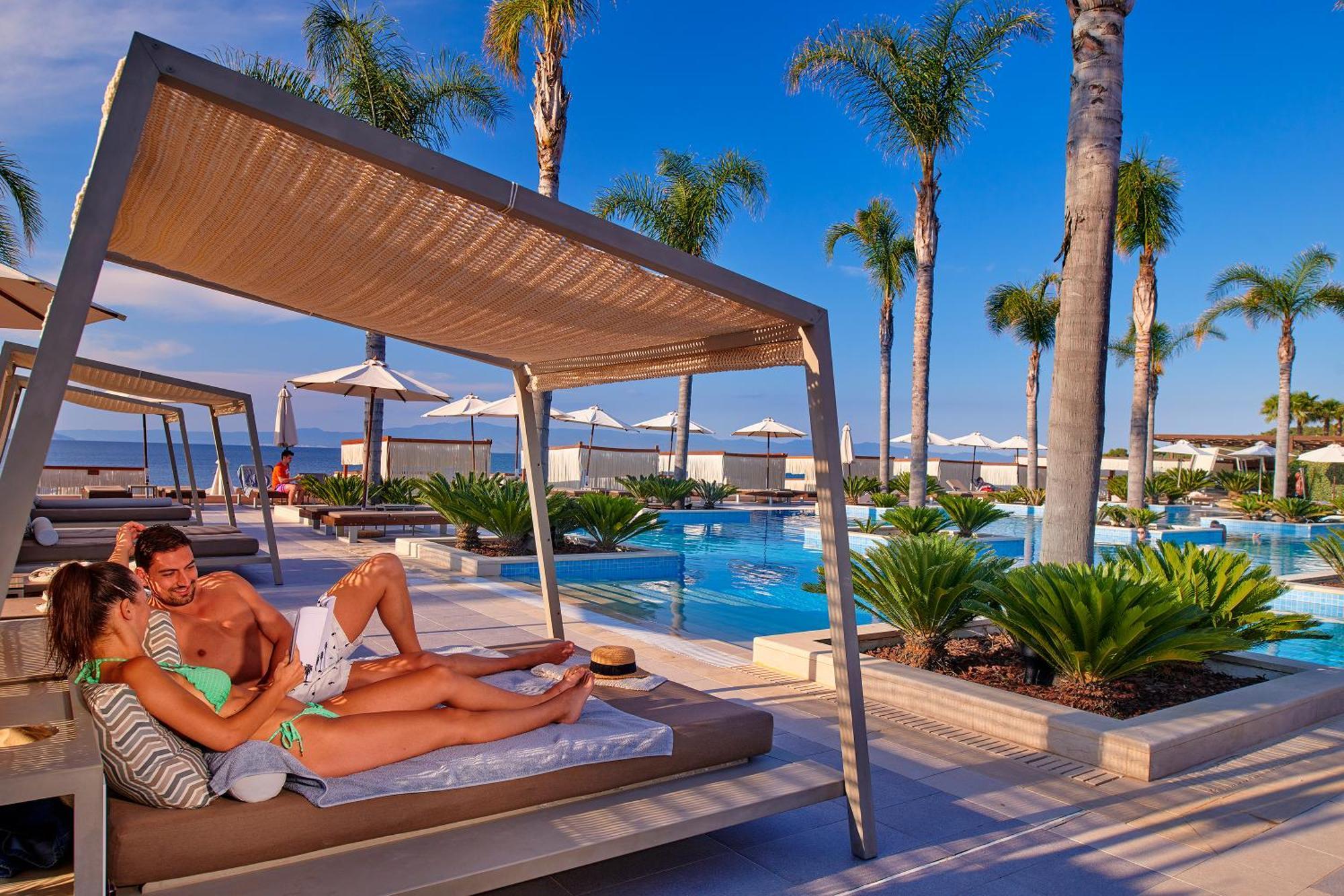 Miraggio Thermal Spa Resort ปัลลูรี ภายนอก รูปภาพ The resort's pool area