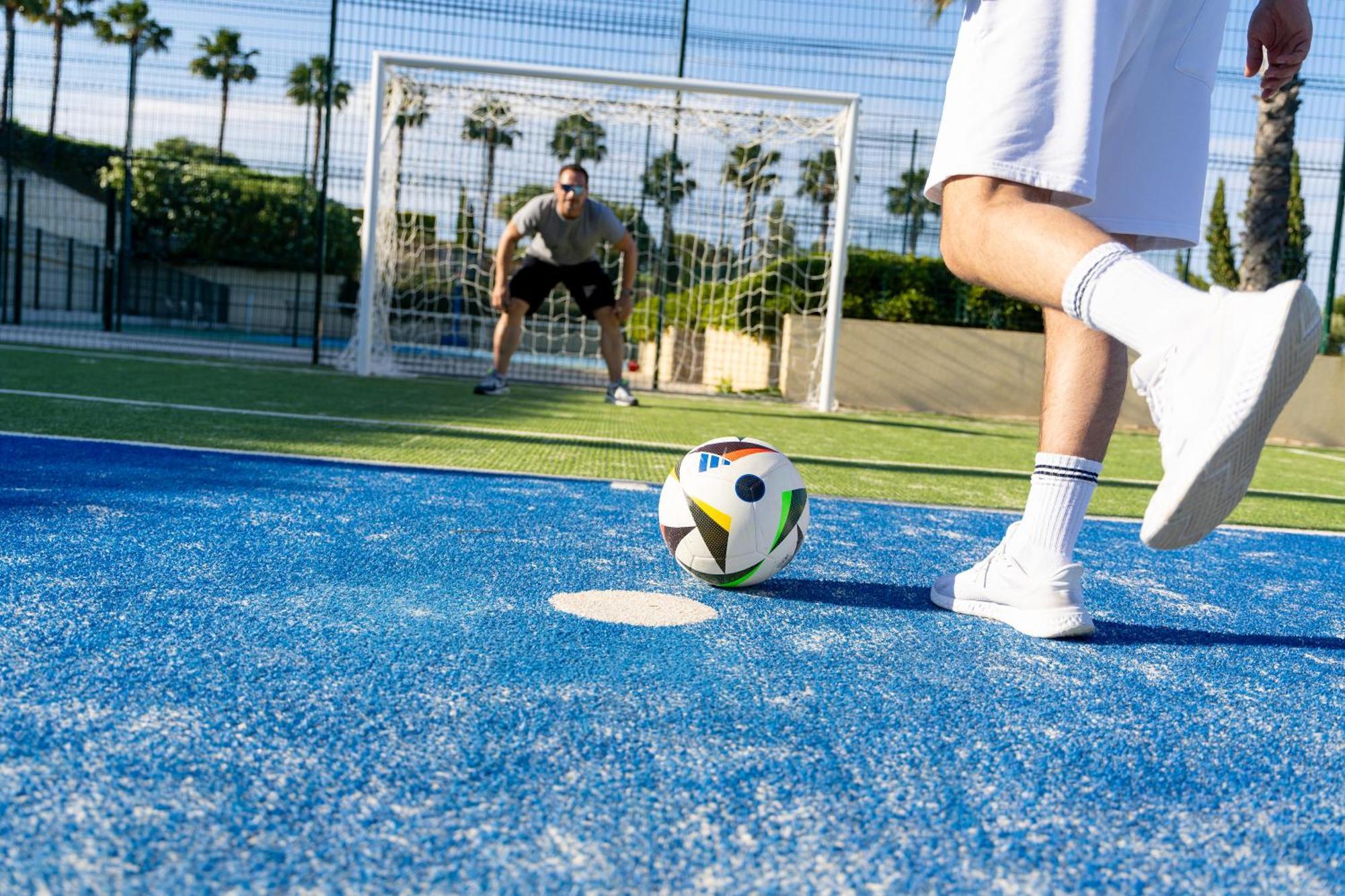 Miraggio Thermal Spa Resort ปัลลูรี ภายนอก รูปภาพ A player about to take a penalty kick