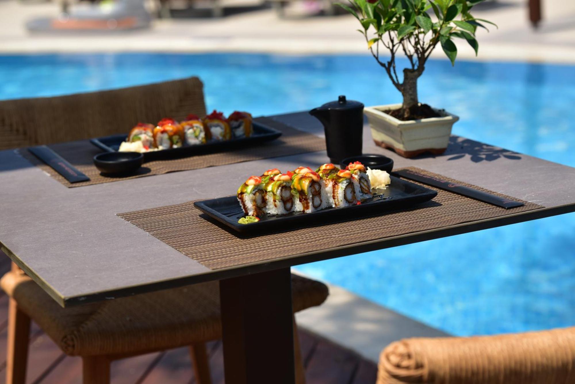 Miraggio Thermal Spa Resort ปัลลูรี ภายนอก รูปภาพ Sushi at the pool