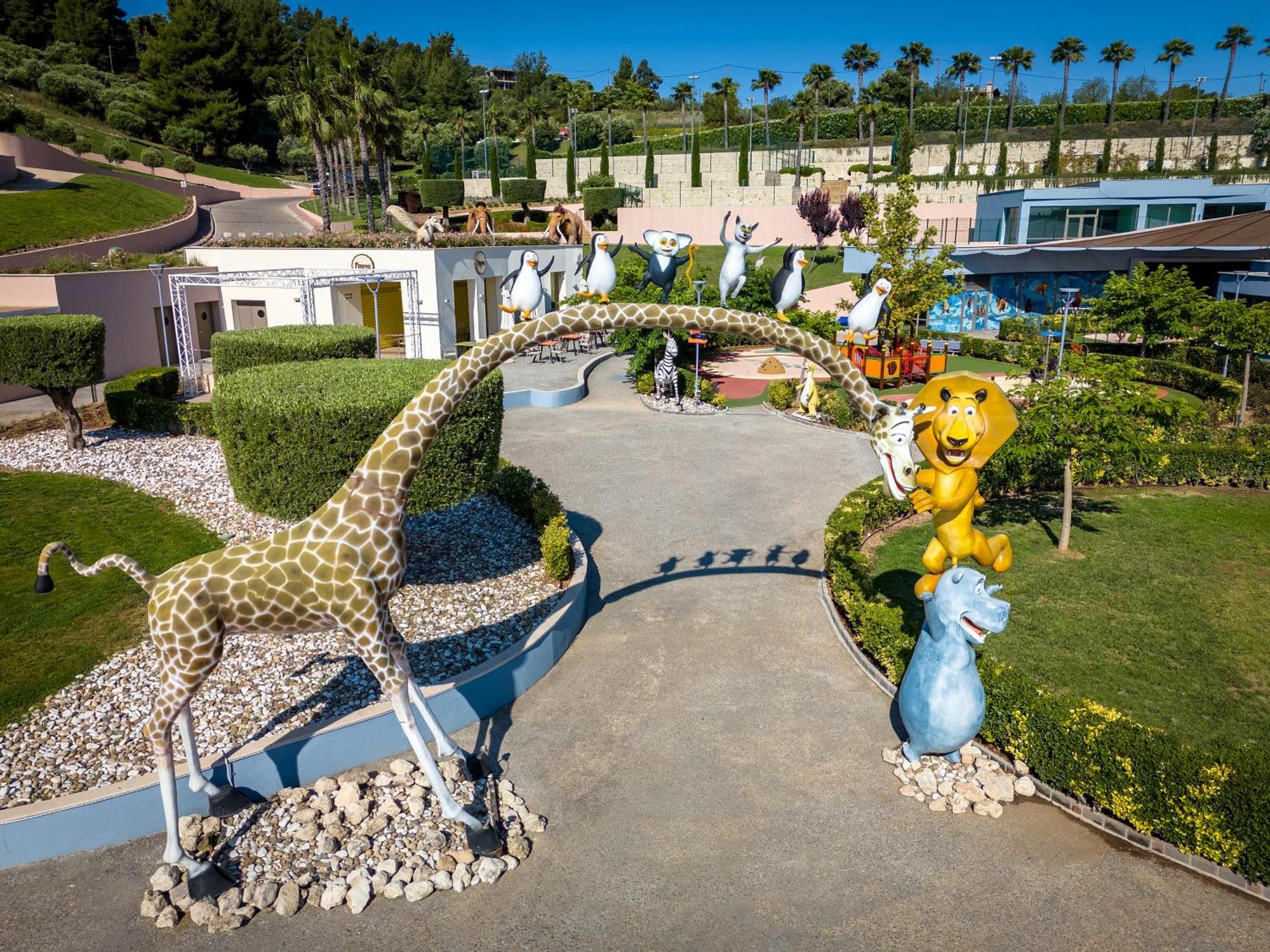 Miraggio Thermal Spa Resort ปัลลูรี ภายนอก รูปภาพ The entrance to the park